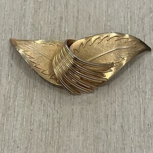 Vintage gold tone Coro brooch